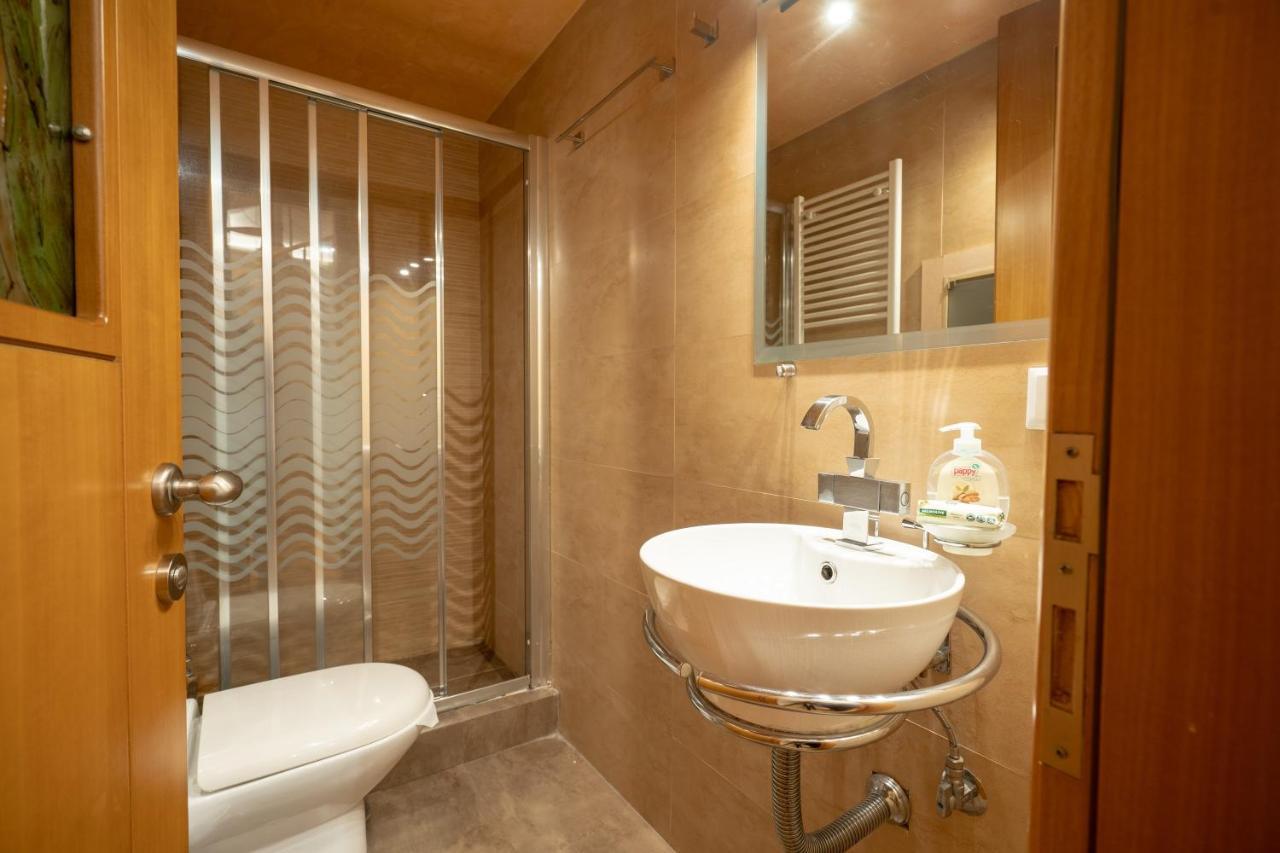 Acropolis Metro St.3 Bedrοοms 6 Persons Maisonette Athene Buitenkant foto