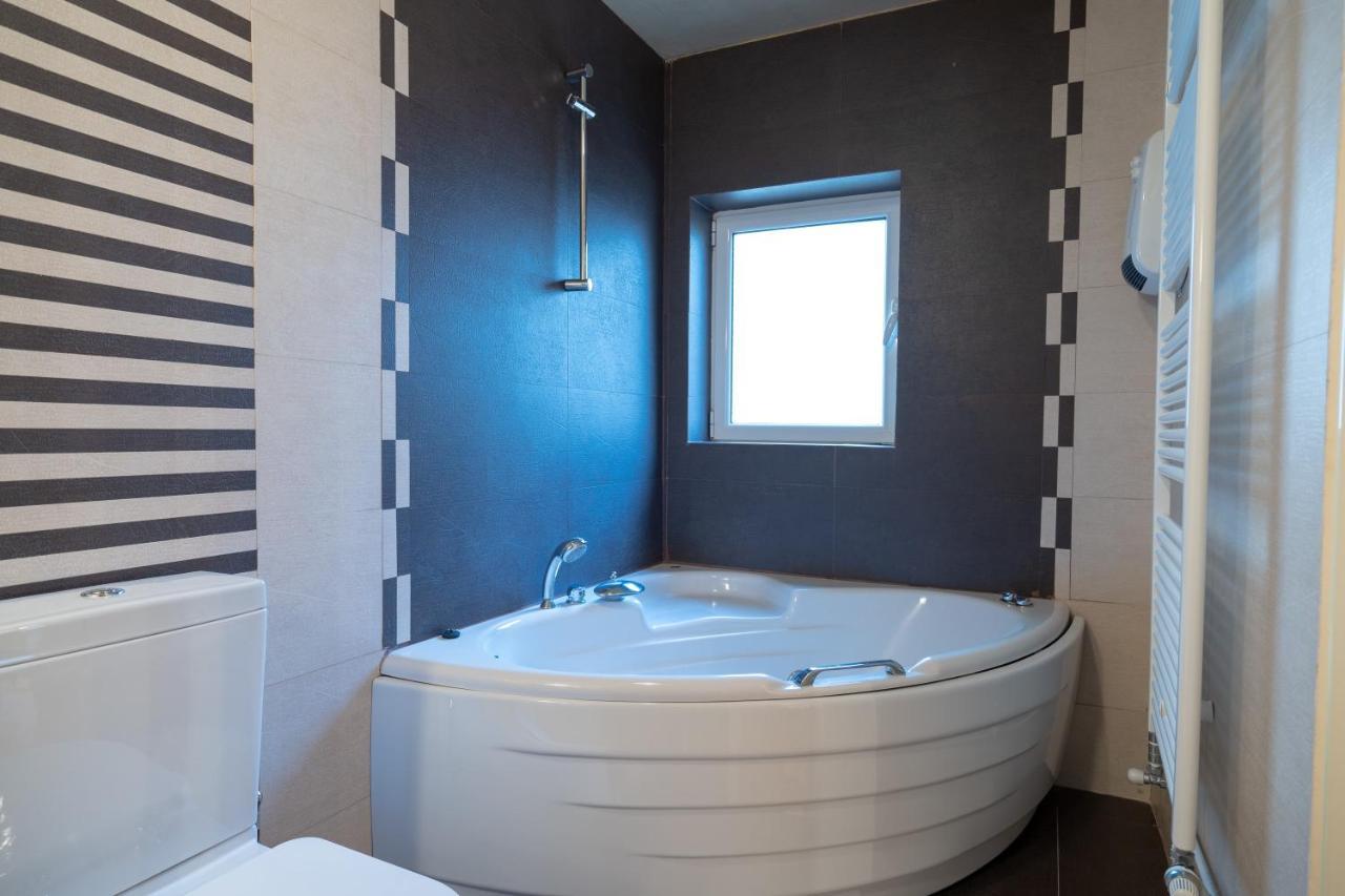 Acropolis Metro St.3 Bedrοοms 6 Persons Maisonette Athene Buitenkant foto